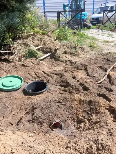 Zasypany zbiornik - na poziomie gruntu zostają same pokrywy